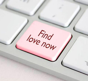 Does Online Dating Work? Learn the 4 reasons it does and doesn't work.